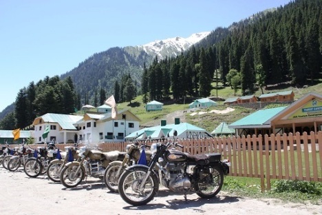 In June, the traffic across Zojila Pass is regulated by the authorities due to road repairs. So you need to spend some time waiting at beautiful Sonamarg. We take a forced break and lunch.